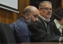 El acusado, este lunes, durante el juicio, junto a su abogado defensor, Valentín Fernández.