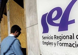 Un hombre entra a una oficina del SEF, en una imagen de archivo.