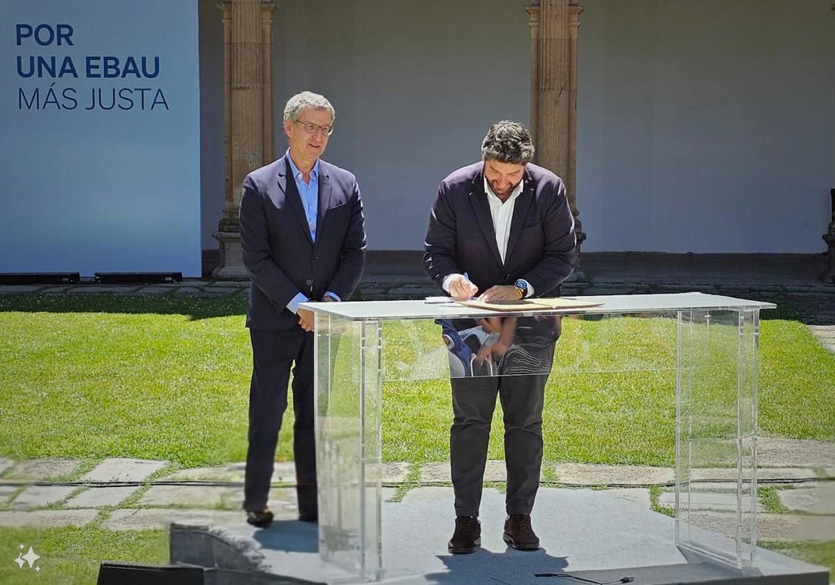 Fernando López Miras, durante la firma, acompañado de Feijóo.