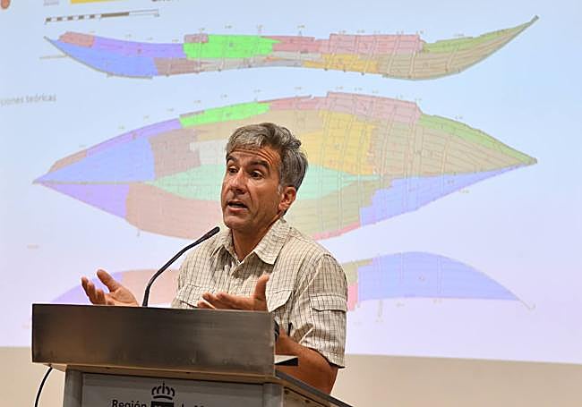 Carlos de Juan explica los detalles del plan de rescate del pecio, ayer en el MAM. Detrás aparece una diapositiva que muestra las posibles secciones en que se dividirá el barco.