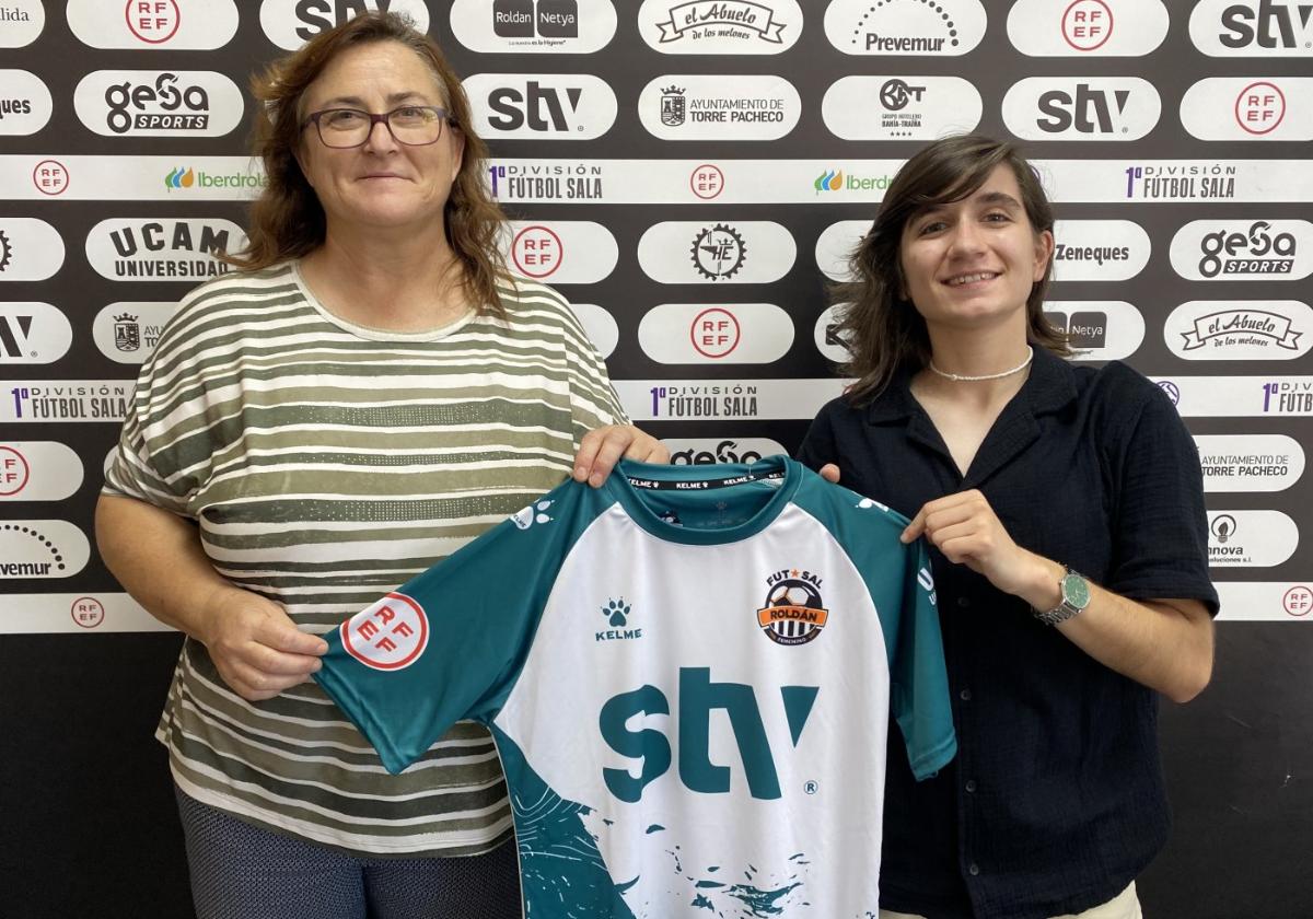 Martinha, a la derecha, junto a Antonia González, presidenta del STV, ayer.