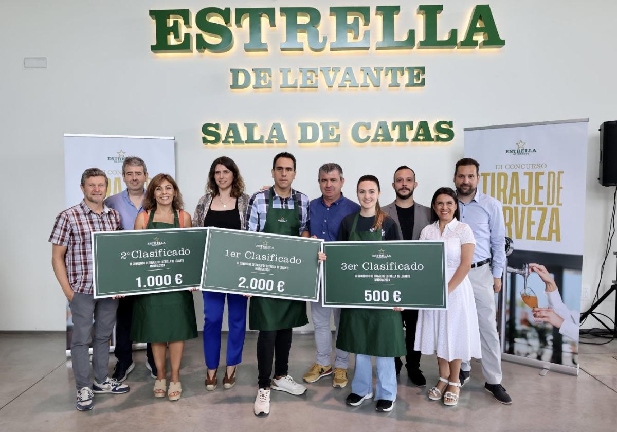 Los premiados en esta edición del concurso de tiraje de Estrella de Levante, ayer, en la Sala de Catas.