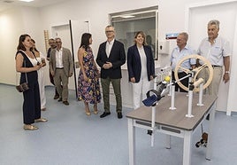 El consejero de Salud, Juan José Pedreño, y la alcaldesa de Cartagena, Noelia Arroyo, visitan una de las consultas del nuevo edificio sanitario.