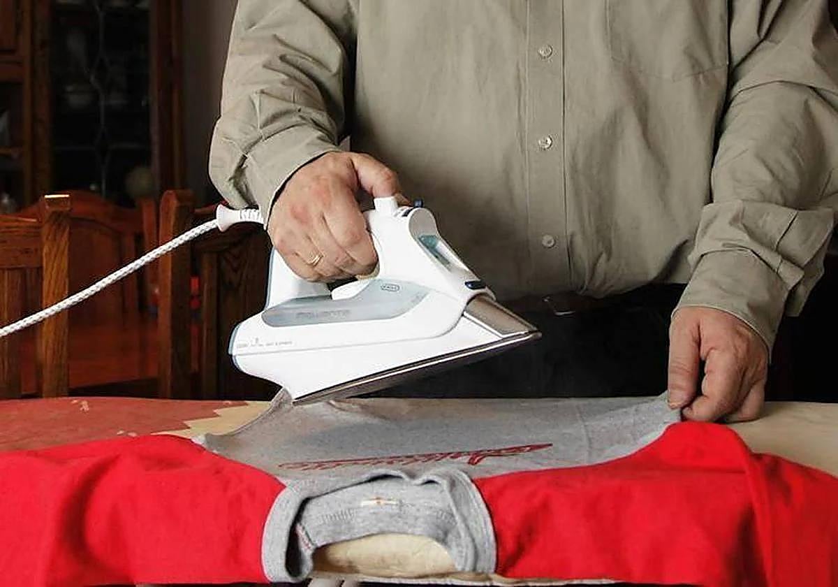 El truco para limpiar la plancha de la ropa y que quede como nueva.
