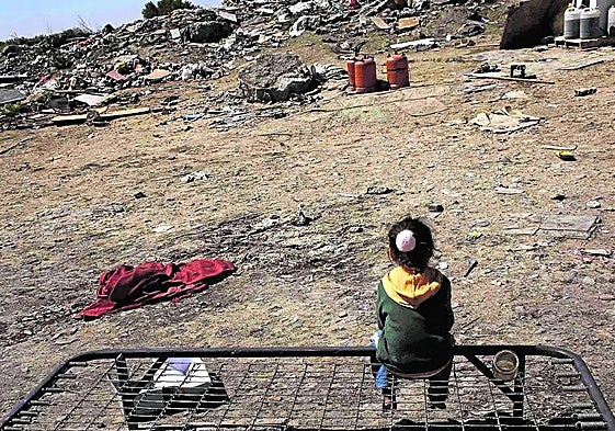 Una niña en condiciones de pobreza.