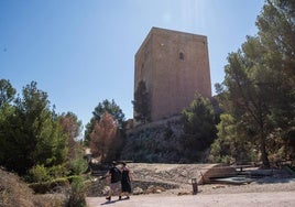 Turistas caminan ante la torre Alfonsina, en el recinto amurallado del castillo.
