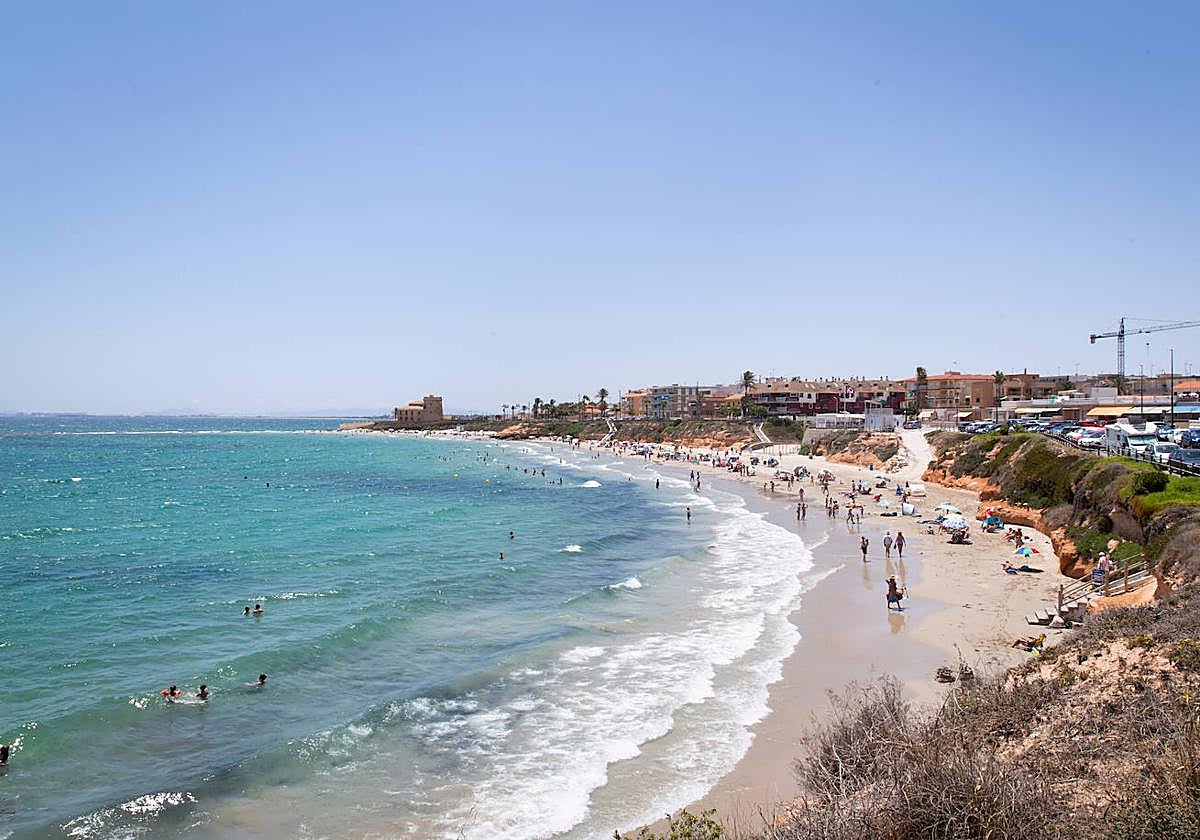 Turistas en la playa La Torre de la Horadada, en una imagen de archivo.