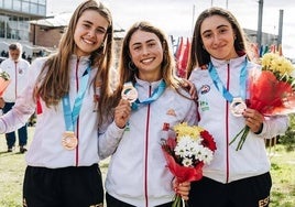 La piragüista murciana Clara González (centro), con la medalla de bronce lograda en el Mundial de Eslovaquia.