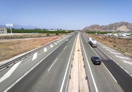 Vehículos y coches circulan por la A-7 a su paso por la salida de Orihuela-Benferri.