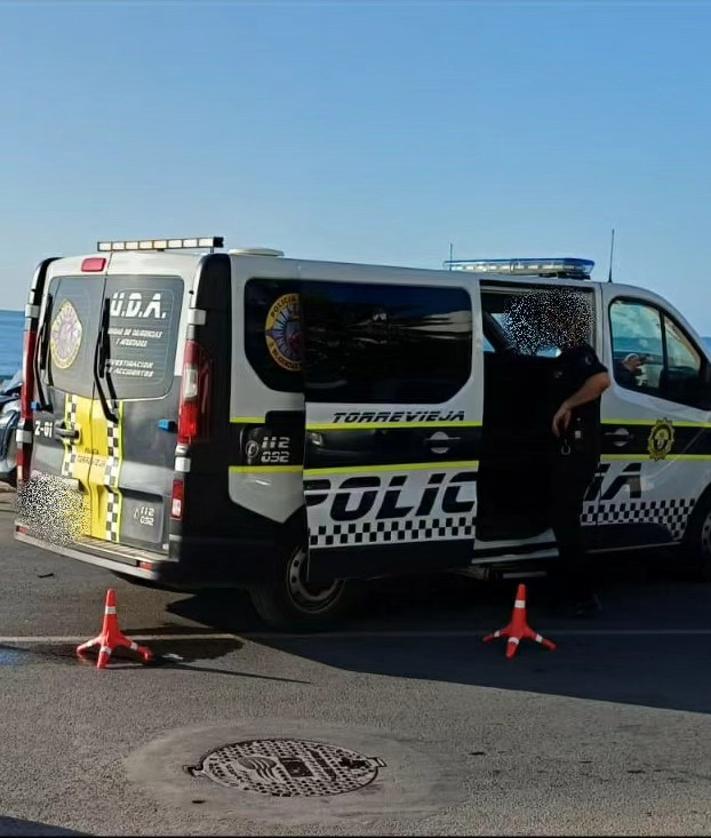 Imagen secundaria 2 - Da positivo en drogas tras estrellar su coche contra otros cinco aparcados en la playa de Los Locos en Torrevieja