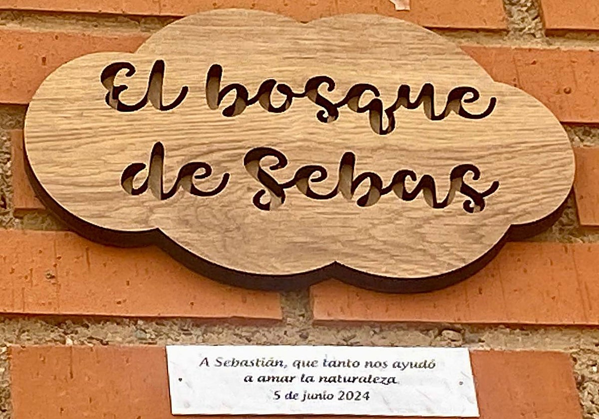Cartel con el nombre del jardín del IES Rey Carlos III de Águilas, 'El bosque de Sebas', con el que rinden homenaje al técnico de Medio Ambiente municipal Sebastián Ramírez.