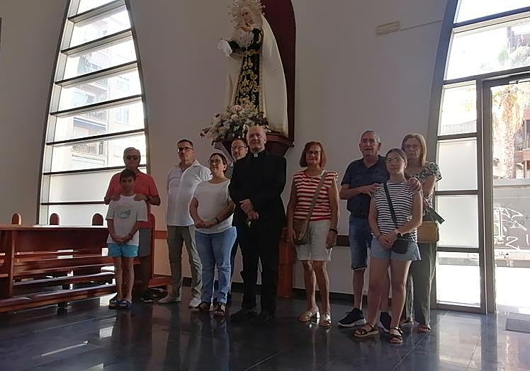 Miembros de la Cofradía, este jueves, junto a la imagen de la Virgen de la Esperanza.