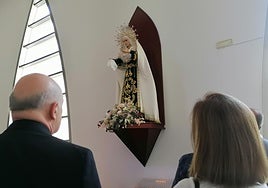 La Virgen de la Esperanza se encuentra de manera habitual a la derecha del altar mayor de la parroquia del Sagrado Corazón.