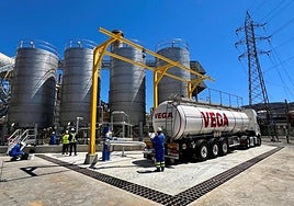 Camión con la primera producción de aceite de maíz, en la factoría del Valle de Escombreras.