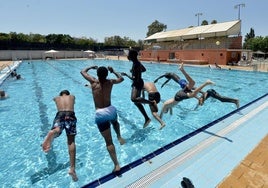 Un grupo de adolescentes lanzándose a la piscina de Murcia Parque para refrescarse.