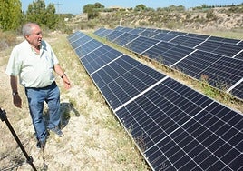 El presidente de la Junta Central de Usuarios Vega Norte, ayer, junto a las placas solares que abastecen su finca de regadío.