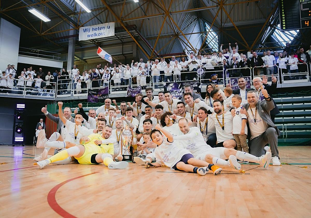 La plantilla del RSC Anderlecht Futsal celebra con su afición su título en la Copa belga.