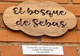 Cartel con el nombre del jardín del IES Rey Carlos III de Águilas, 'El bosque de Sebas', con el que rinden homenaje al técnico de Medio Ambiente municipal Sebastián Ramírez.