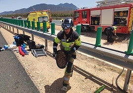 Uno de los bomberos, durante el rescate.
