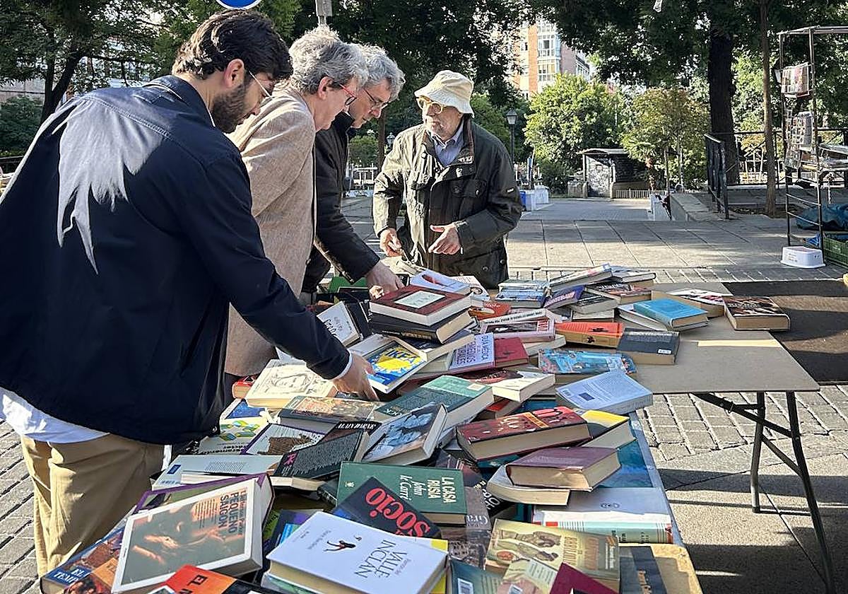 Andrés Trapiello, Juan Manuel Bonet y Pepe Pérez-Muelas ejercen en el Rastro de ojeadores bibliográficos.