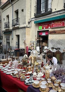 Imagen - Mesas con baratijas, porcelanas, copas y candelabros aguardando a que alguien ponga sus ojos en ellas.