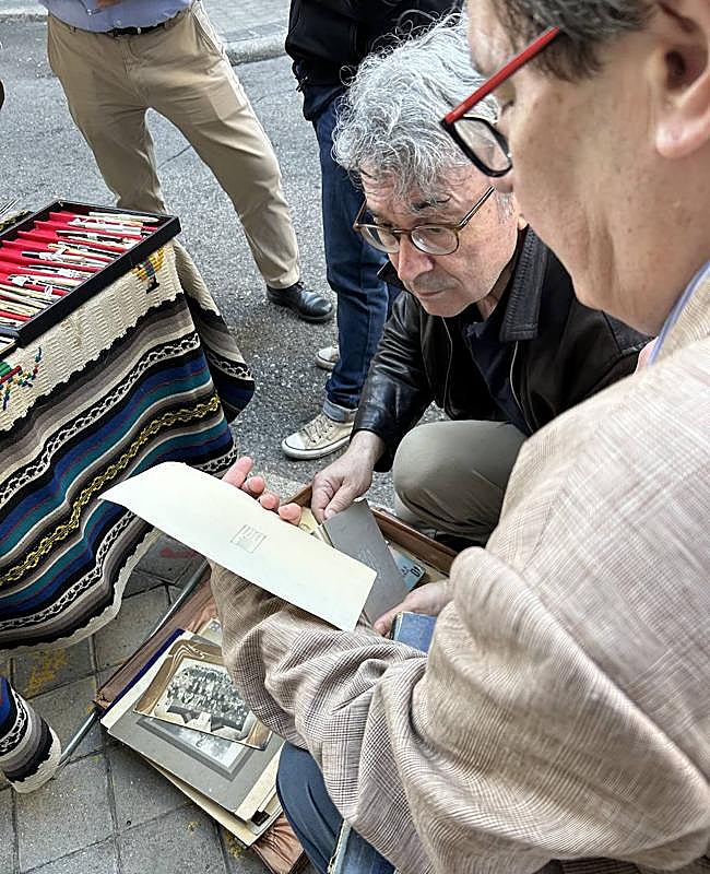 Andrés Trapiello y Juan Manuel Bonet revisan el material fotográfico de una caja del Rastro en busca de alguna joya perdida.
