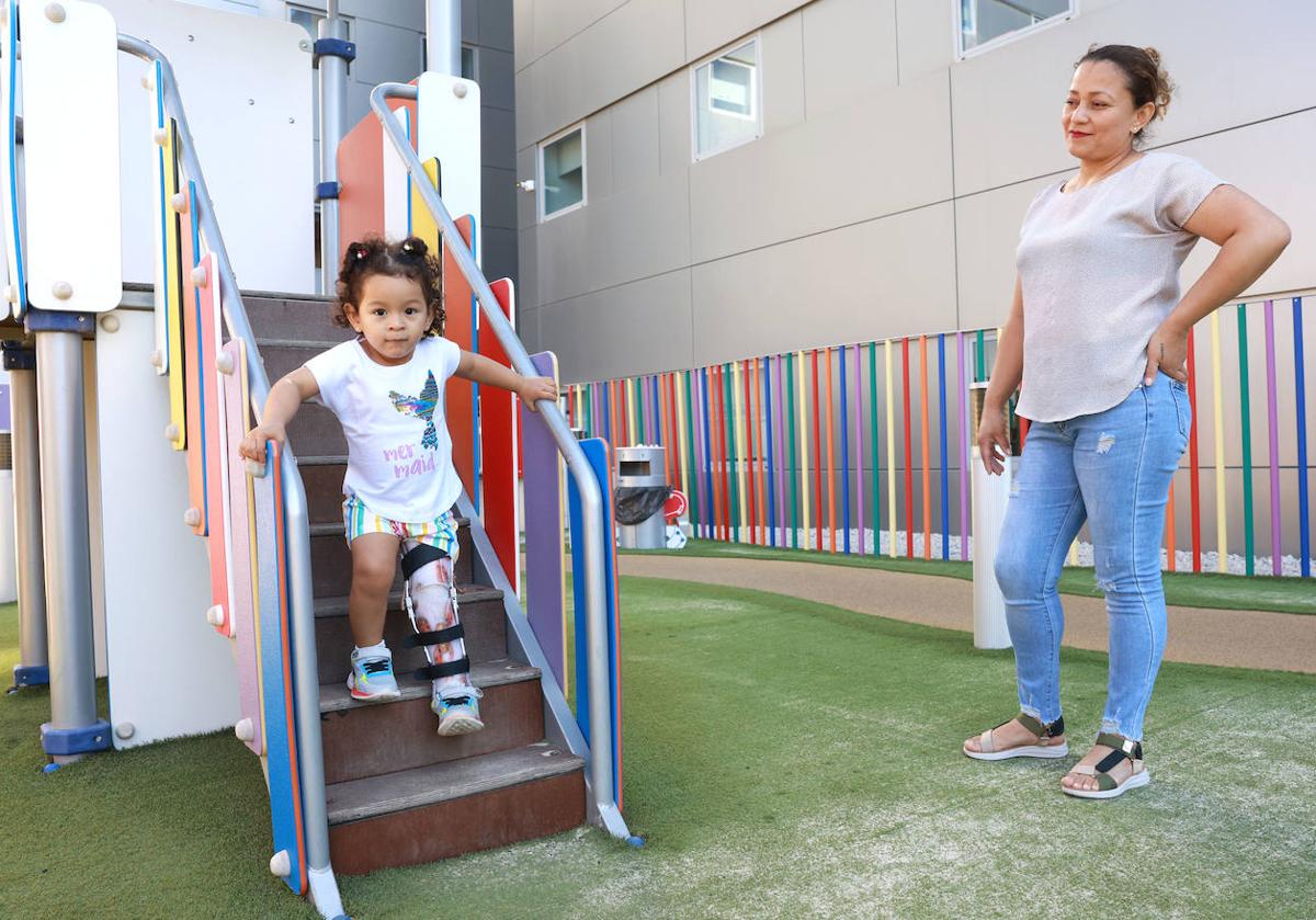 Victoria juega en el parque infantil de La Arrixaca, esta semana, bajo la mirada de su madre, Lorgia López.