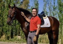 Junto a 'Impaciente YAF', el jinete y entrenador Ángel López, en su centro ecuestre en Zarandona.