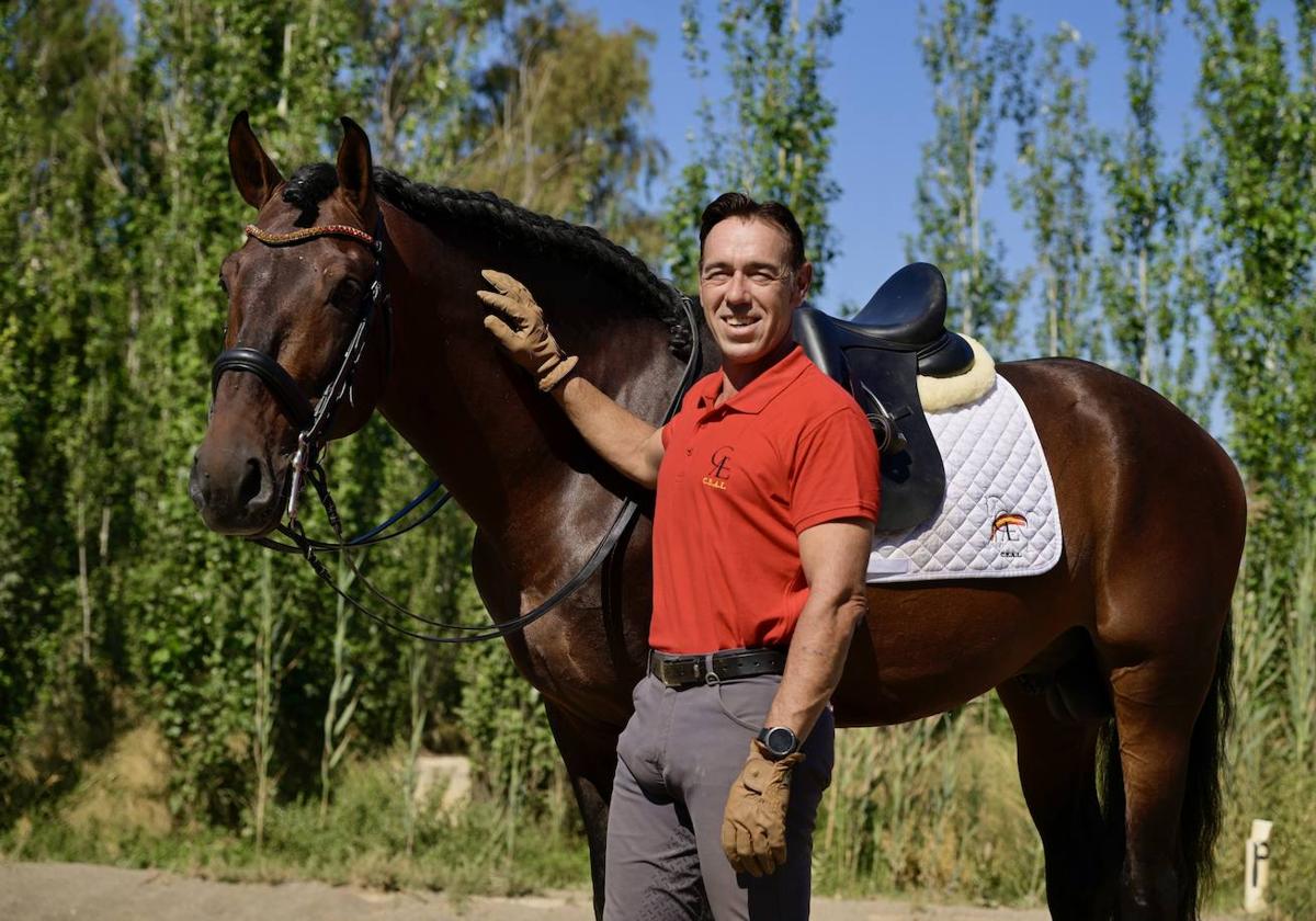 Junto a 'Impaciente YAF', el jinete y entrenador Ángel López, en su centro ecuestre en Zarandona.