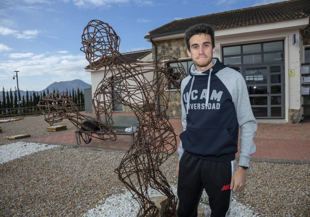 Mariano García, posando en el campus de la UCAM en Cartagena.