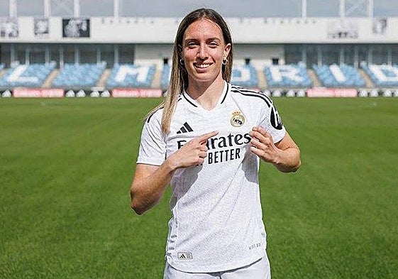 Eva Navarro, con la equipación del Real Madrid.