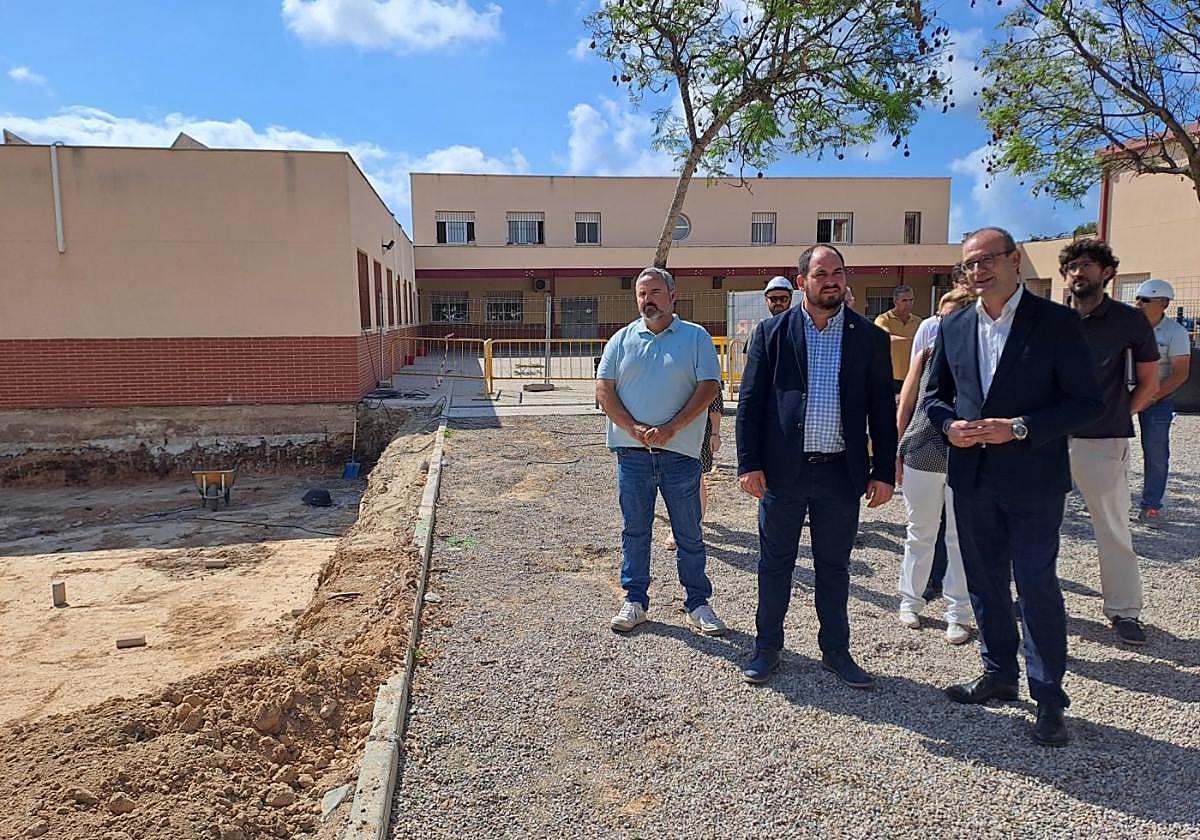 Autoridades y técnicos durante una visita a las obras de ampliación del CEIP Petra Sánchez de Los Alcázares, el pasado junio.