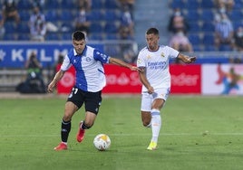 Martín Aguirregabiria intenta dejar atrás a Hazard en un Alavés-Real Madrid de 2021.