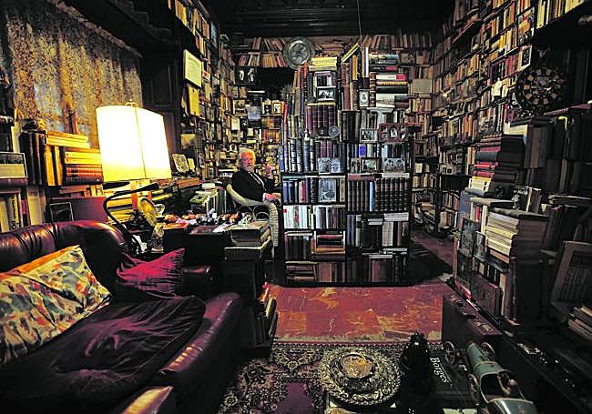 El escritor y viajero José María Álvarez, en la biblioteca de su casa familiar en Cartagena.