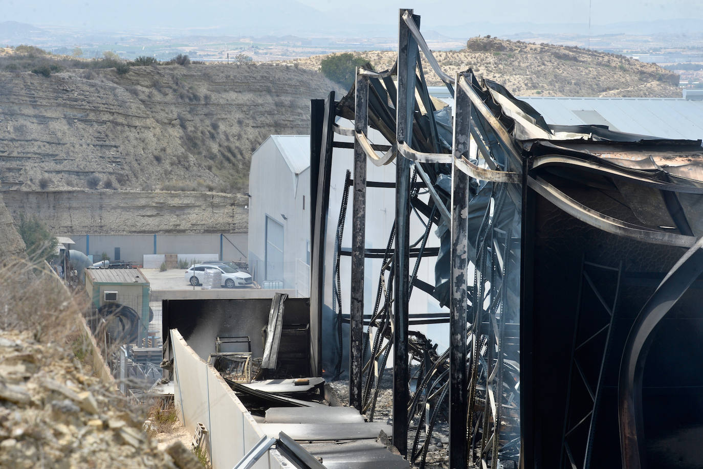 Arde una nave industrial en el polígono La Polvorista de Molina