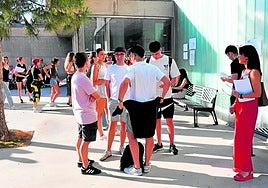 Alumnos esperando a realizar las pruebas de la Ebau en el campus de Espinardo.
