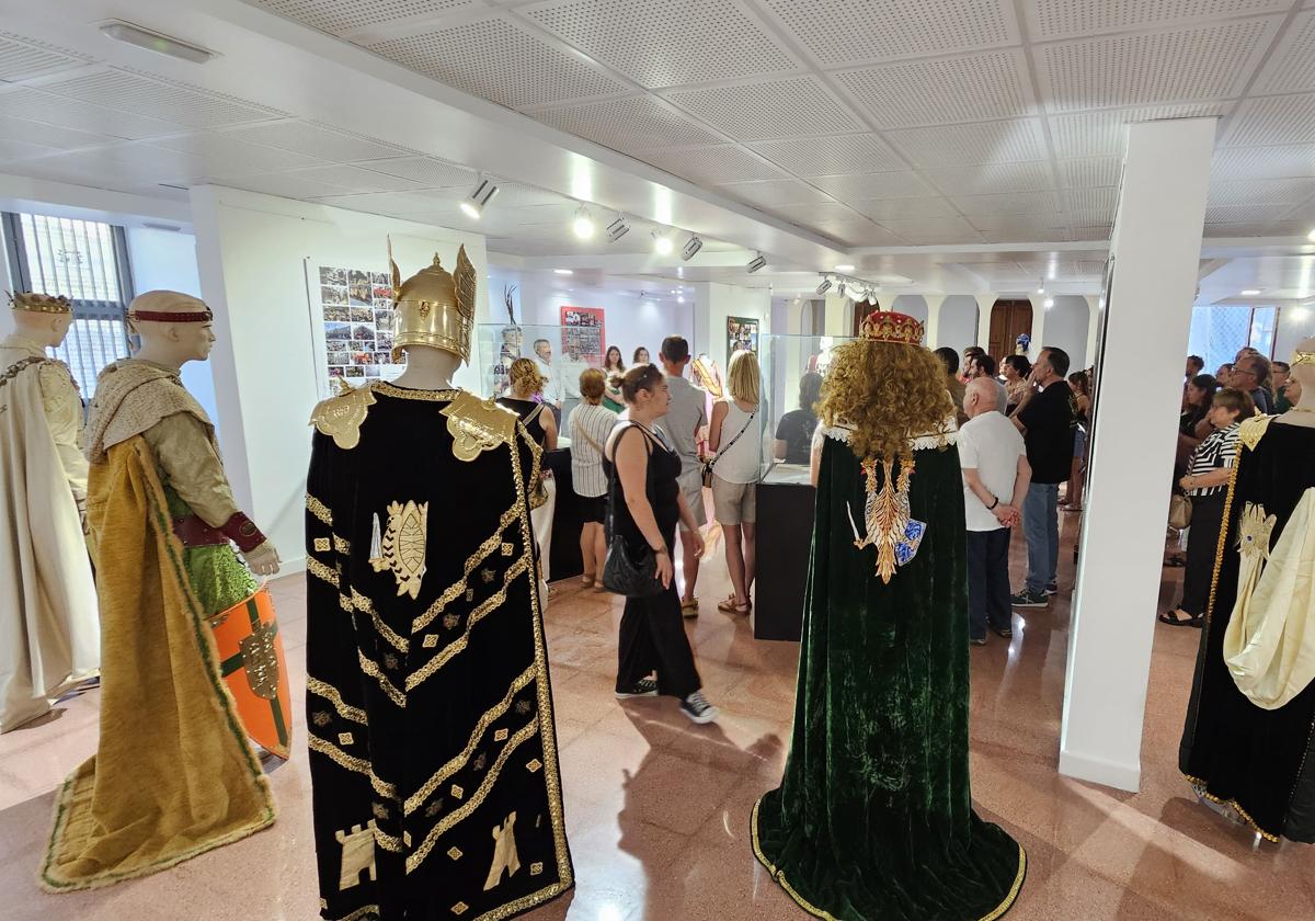 Trajes expuestos en la muestra por los 50 años de las comparsas fundadoras de las fiestas de Moros y Cristianos.