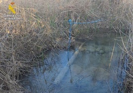 Tubería instalada en el río Luchena en una imagen de la investigación.