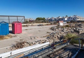 Imagen de la parcela en las que ubicará el nuevo colegio, antes de que fuera limpiada de enseres por el Ayuntamiento.