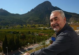 Con vistas al monte Atalaya. El autor Antonio Balsalobre.