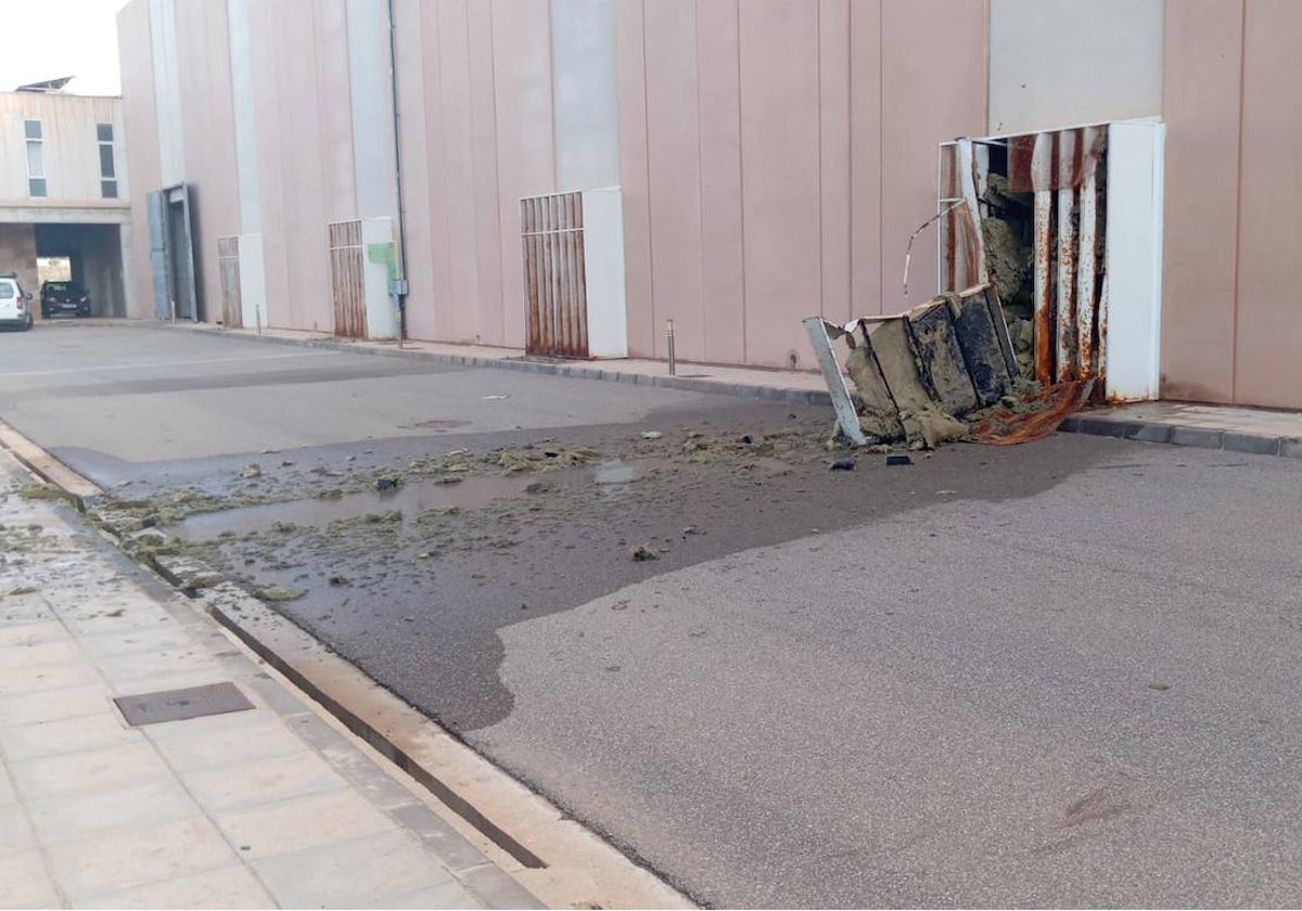 La fuerza del impacto atravesó una pared metálica de las instalaciones, como muestra la imagen.