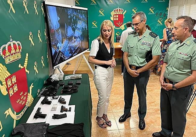 Dos guardias civiles explicando la operación