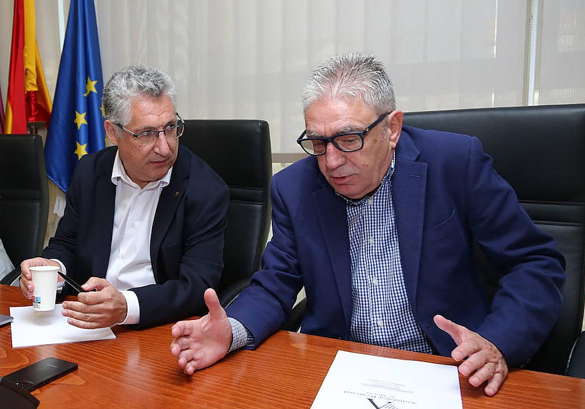 El científico José Luis García Aróstegui junto al presidente de la Comisión de Asuntos Generales, Miguel Ángel Miralles (PP).