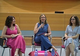 Ana Belén Martínez, Conchita Ruiz y la socióloga Clara Guilló, ayer, en la Consejería.