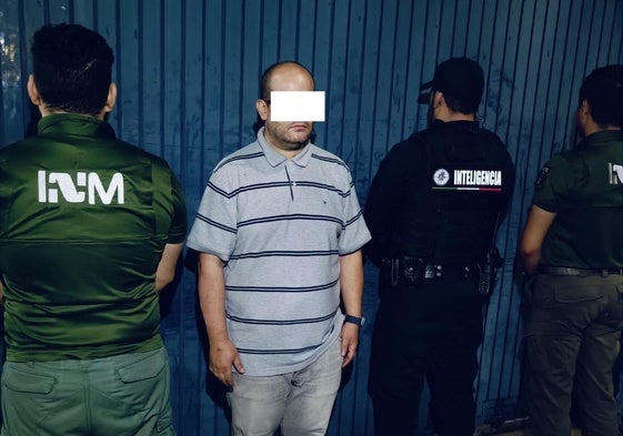 Raúl Moro, junto a varios agentes de policía, durante su arresto.