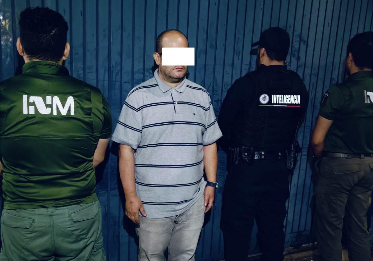 Raúl Moro, junto a varios agentes de policía, durante su arresto.