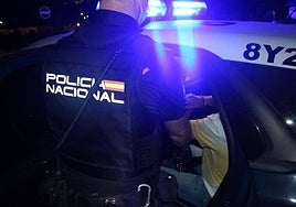 Agentes de la Policía Nacional detienen a un sospechoso.