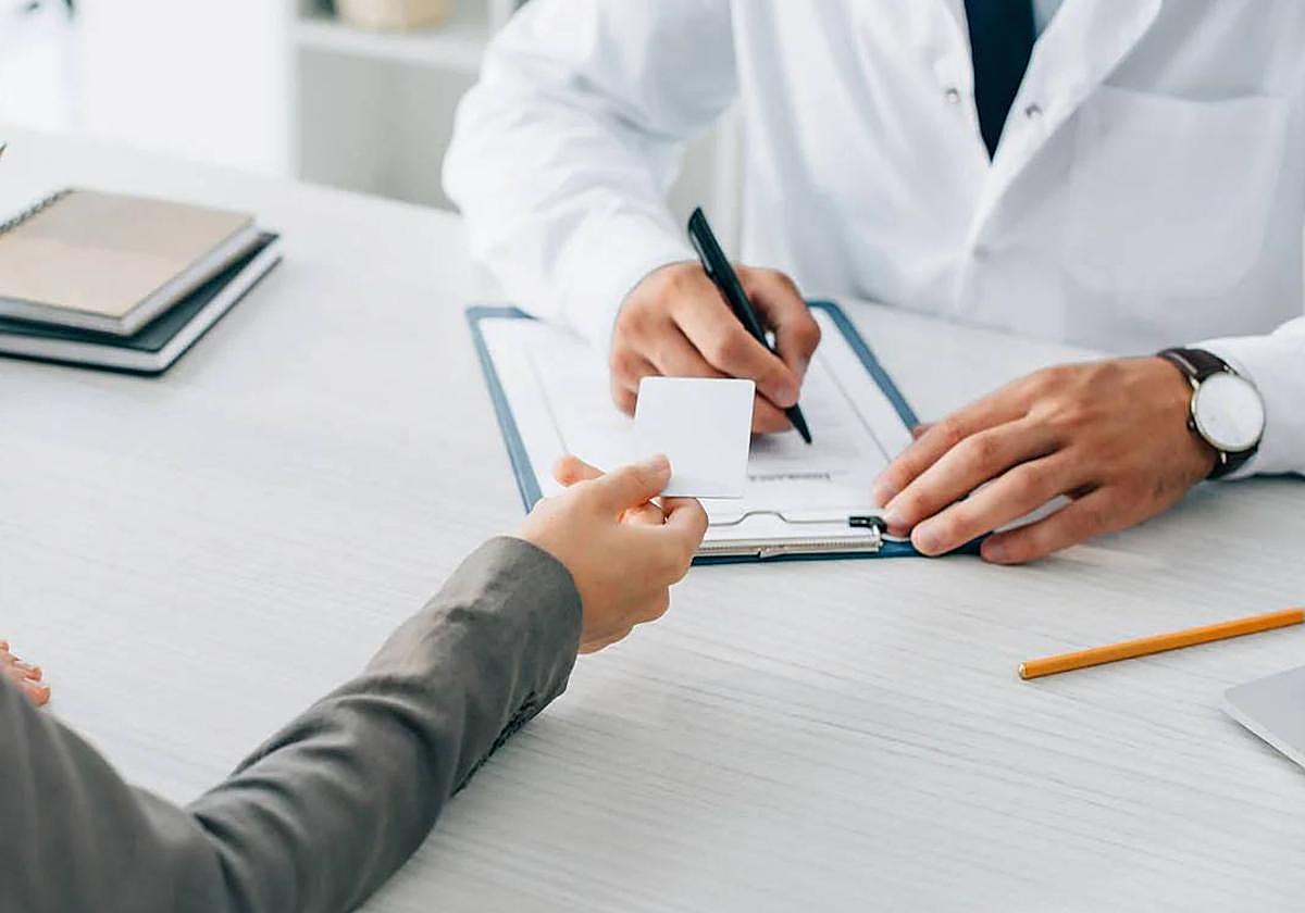 Un ciudadano acude a la consulta del médico, en una imagen de archivo.