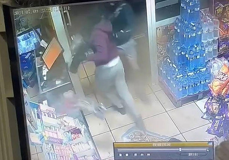 Los dos encapuchados se llevan la caja registradora de un comercio de Cartagena.