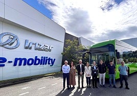 La directora general de Movilidad, María Dolores Solana (centro), ayer en la sede de Irizar en Guipúzcoa.